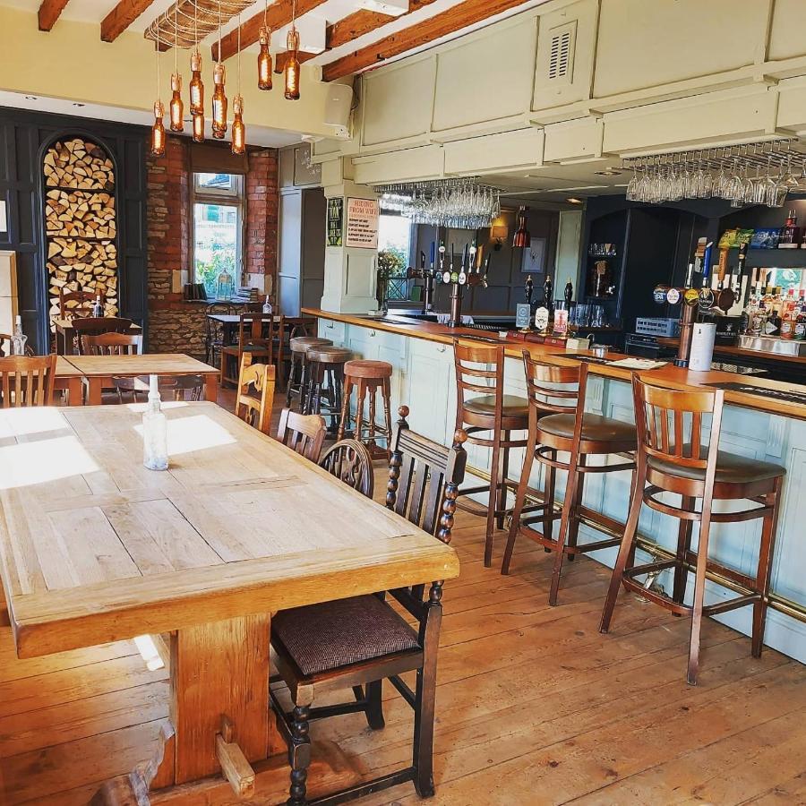 Tipputs Inn, Pub, Restaurant & Boutique Flats Stroud  Buitenkant foto